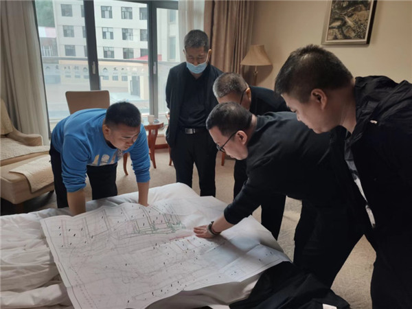 山東科技大學(xué)實(shí)用礦山壓力研究中心主任石永奎教授、郝建博士應(yīng)邀赴龍煤雙鴨山礦業(yè)集團(tuán)進(jìn)行技術(shù)交流